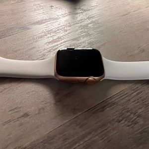 Rose Gold Apple Watch SE 40 mm